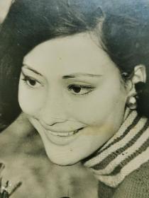 何莉莉，黑白照片一张。。邵氏“新十二金钗”之一，1946年出生于江苏南京，祖籍安徽庐江，幼年移居台湾。1965年被导演袁秋枫发掘，参与电影《兰屿之歌》，正式投身娱乐圈。同年加入邵氏电影公司。曾出演电影《文素臣》《十四女英豪》《爱奴》，引起国际影坛注目。正当何莉莉事业如日方中之际，她却选择退出影圈下嫁船运业巨子赵世光，从此息影。。