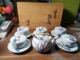 人间国宝色锅岛烧鲁山作一壶五盖杯带碟子大全套，日本购回，全新品，人间国宝的色锅岛烧，精美的兰花图案，含有一把贵妃提梁壶，正反面都有看花图案，球形出水口，盖子内部有鲁山款，天地人三才盖杯五只，都有兰花图案和鲁山的款，碟子的口径12.厘米，高度2.3厘米，杯子的口径7.2厘米，高度5.1厘米，盖子的口径8厘米，杯子加盖子总高7厘米，壶的口径6.5，肚径11厘米，总长14厘米，高度8，加盖后10厘米。