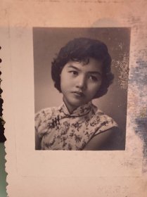 特价。民国旗袍美女老照片，漂亮。服饰发型时尚，有典型的时代特色。尺寸如图所示。漂亮。背后有文字。PS老照片不是新产品，要求完美者慎拍。品自鉴。介意品相者慎拍