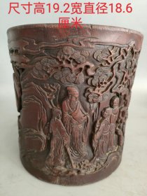 旧藏，越南花梨木人物图文房大号笔筒。笔筒通体施刻，刀法娴熟，线条流畅，深浅结合，层次清晰。其构图繁密，雕刻的景致与花梨的纹理相映成趣。包浆瑞泽，高端大气上档次，尺寸如图，包老