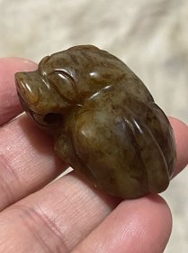 老和田玉瑞兽把件，经典神话主题，色泽古朴