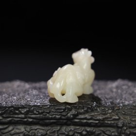 旧藏 和田玉瑞兽，玉质细腻油润，包浆老道，，尺寸 长 4.8厘米，高 3厘米，宽 2.5厘米，重 40.3克