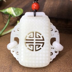 苏工，工费秒，料子白送镂空平安牌一级白新疆和田玉作品，平安牌，41.16g，玉质油润，经典镂空雕刻，搭配活环工艺，一体工，古朴霸气，佩戴舒适，海派玉雕名家作品，有款证全套包装！另送专业机构国检证书！JL260326