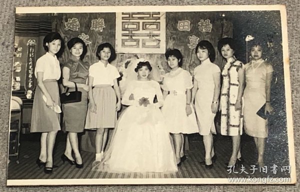 香港漂亮新娘与伴娘踩着高跟鞋在九龙尖沙咀婚礼现场留影老照片