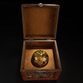 旧藏收罕见极品琥珀蝎子球 品相保存完好 配老浮雕木头盒子 盒长18厘米 宽18厘米 球直径10厘米 单个重1000克
