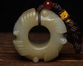 和田玉佩 规格: 5.5×5.5×2.6厘米，重 133克。 玉质温润细腻，沁色自然，刀功老道，皮壳包浆一流，雕刻生动，线条流畅，品相完美！