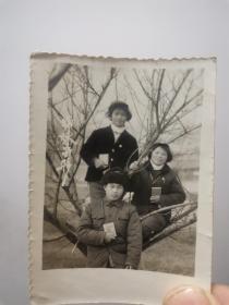 一张70年代老照片：同学三人合照，手拿红宝书