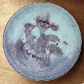 拉胚鬼才侯殿申（1958：2015），中国民间工艺美术大师，被誉为：天才，奇才，怪才，鬼才。集四大才子于一身的美誉。直径34，底足微磕。
