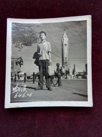 老照片 哈尔宾留影 背景苏军烈士纪念塔 1964年