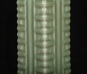 旧藏宋龙泉窑豆青釉琮式瓶，高19×7.5厘米