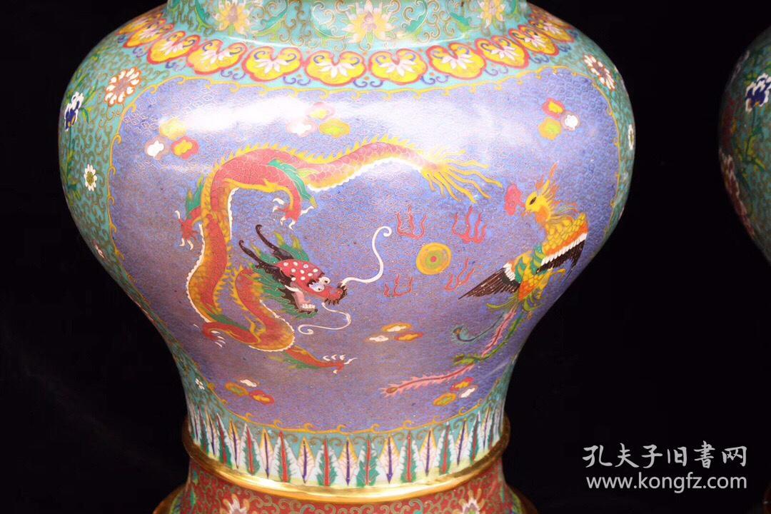 黄铜胎景泰蓝大花瓶一对
高118厘米，直径52厘米，一对重约240斤