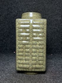 宋代哥窑瓷器刻字花瓶 尺寸：长宽高10.8/10.8/22厘米 尺寸：长宽高10.8/10.8/22厘米
