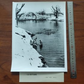 超大尺寸：1979年，黄景达摄影《瑞雪初晴》获第二届全国体育摄影竞赛二等奖，冬泳
