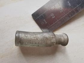 民国玻璃老药瓶  广州仁道堂灵芝油   保存完好品相如图  底直径1.6厘米  高5.2厘米