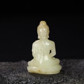 旧藏 和田玉佛，玉质细腻油润，包浆老道，尺寸 长 3.9厘米，宽 2.3厘米，高 5.8厘米，重 45.3克