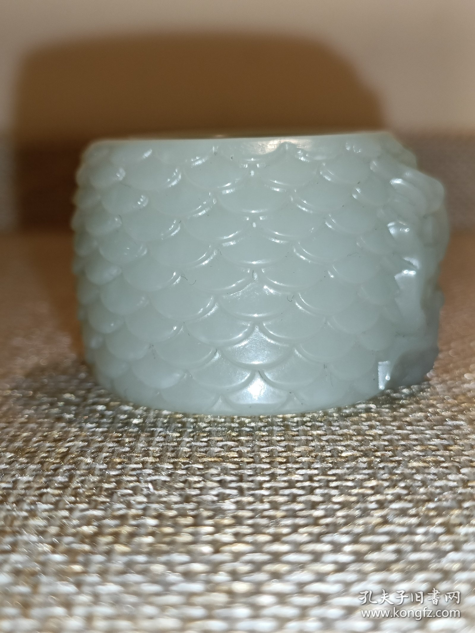 和田玉扳指，雕工精美，详细看图。因二手藏品，售后不退换不墨迹，拍前请看好，咱家一线收货一物一图，图片高清拍摄未做任何修饰，所拍即所得，墨迹拉黑！不议价不包邮，默认顺丰快递。
