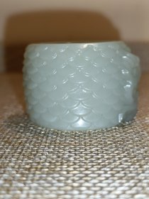 和田玉扳指，雕工精美，详细看图。因二手藏品，售后不退换不墨迹，拍前请看好，咱家一线收货一物一图，图片高清拍摄未做任何修饰，所拍即所得，墨迹拉黑！不议价不包邮，默认顺丰快递。