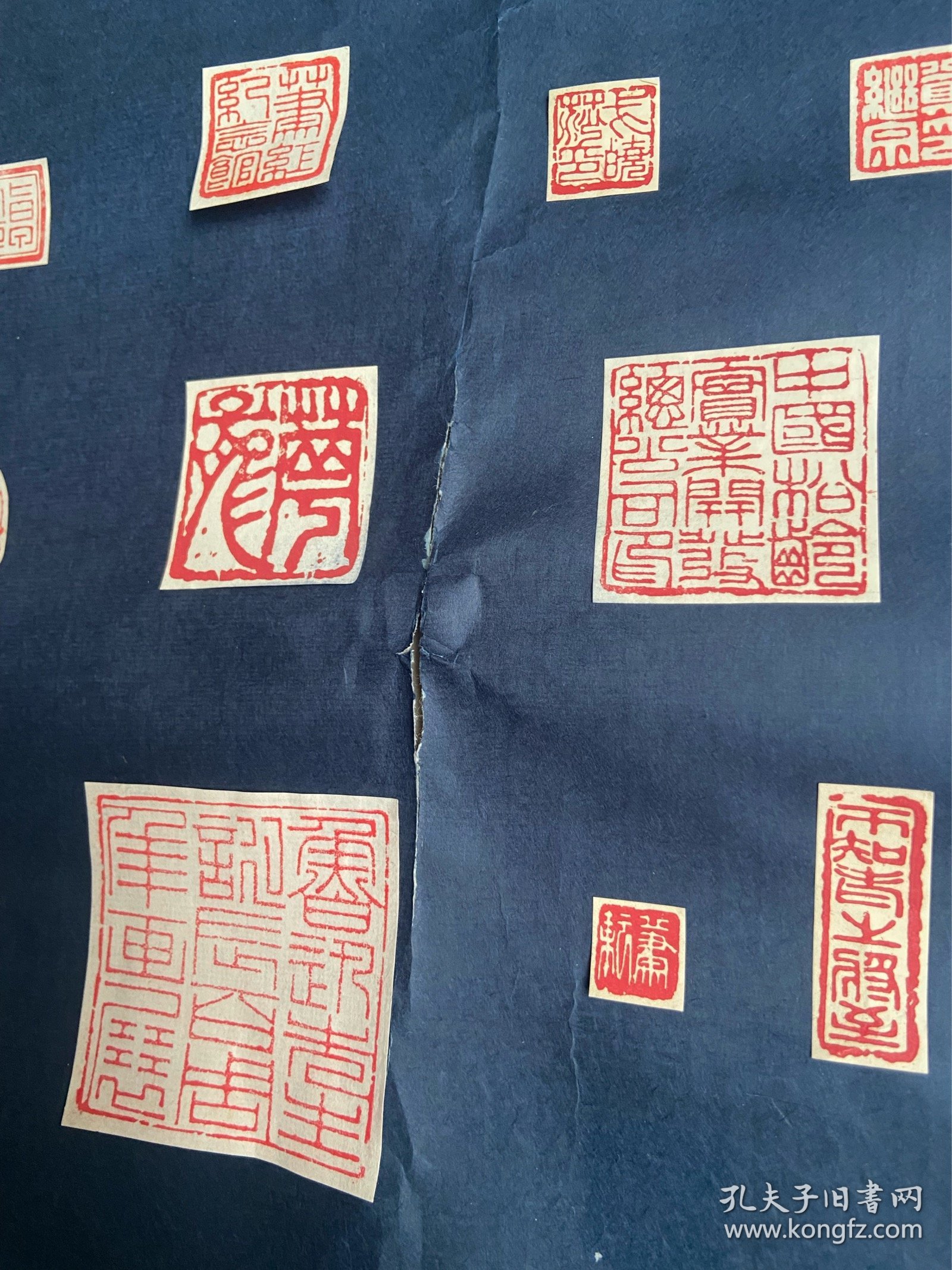 保真！已故漫画大家 黄苗子毛笔题 《王建中印拓片》（王建中为萧军女婿，里面多为作家所刻印的原印蜕，有郑愁予，萧军，前甘肃省文联副主席方未艾，作家聂华苓和其丈夫、诗人保罗·安格尔，中国作协第七届副主席陈建功等等等。）