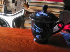 中国醴陵力生黑釉兰花杯一只～底部有款，品相如图，杯口有两处磕碰（图片拍的清楚），其它完好，质量非常好，十分怀旧 ，高13厘米左右，直径8.5厘米左右