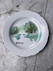 落款赖德全手绘的小瓷盘一个，直径20厘米，完整的，卖800元。