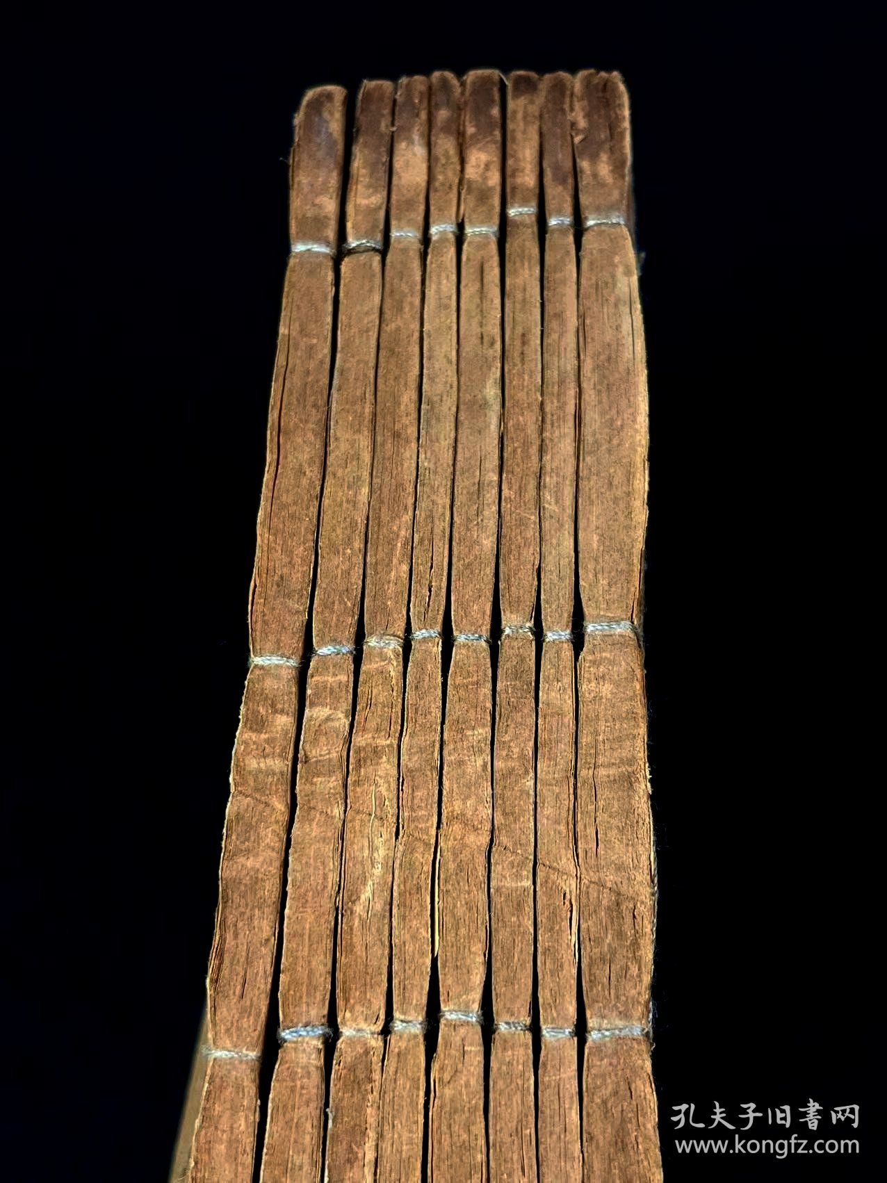 清晚期【類證治裁】良医 林佩琴 撰，全套八册共八卷，附录一卷，作者谓治病之难在于识证，识证之难在于辨证，而辨证的重点则是阴阳虚实、六淫七情及病机病位，故著此书以明之。卷首为内景综要，介绍脏腑生理，卷一至卷八以内科杂病为主，兼及他科病证。每一病中，先概述病因、脉证，然后分析重点证候及辨证要点，最后介绍治法方药，并附以作者验案。保老保真、部分内容与品相如图所示！