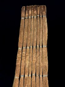 清晚期【類證治裁】良医 林佩琴 撰，全套八册共八卷，附录一卷，作者谓治病之难在于识证，识证之难在于辨证，而辨证的重点则是阴阳虚实、六淫七情及病机病位，故著此书以明之。卷首为内景综要，介绍脏腑生理，卷一至卷八以内科杂病为主，兼及他科病证。每一病中，先概述病因、脉证，然后分析重点证候及辨证要点，最后介绍治法方药，并附以作者验案。保老保真、部分内容与品相如图所示！