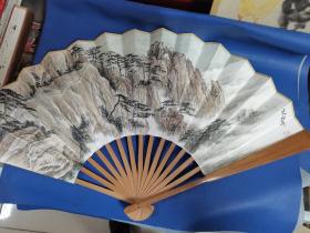 手绘山水扇子，北京画家绘画，听说是北京美院教授所绘，具体看图，以图片为准，扇子长33厘米，品相完好。