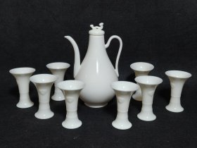 大定宋瓷 定窑酒壶酒杯一套 一壶八杯 ​高端酒壶酒具 ​现代瓷器。收藏级别。全美品。无磕碰无瑕疵。未碰过水。纯手工定制。外置如意纹。寓意吉祥寓意。升值空间大。胎薄如纸。釉色细腻。收藏多年。酒壶高12.8公分，壶口到握手10公分。酒杯口径4公分，高6公分。