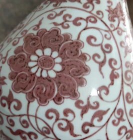 釉里红缠枝莲纹花瓶