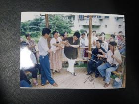 宁波甬剧表演艺术家王锦文为甬剧爱好者授艺照片一张。