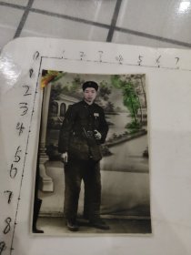 武汉市人民警察照/警察胸标，手枪，八一帽徽（照相馆布景）