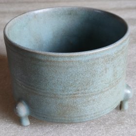 早期烧制古意汝窑三足笔洗一件，摆放漂亮