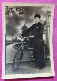 推自行车的男青年艺术照老照片