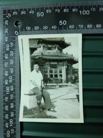 约七十年代男子在古建筑前留影照片一张，A1