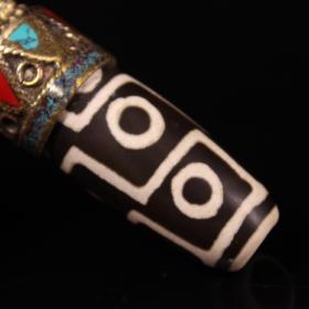 珍藏西藏收绿度母祖九眼至纯天珠挂坠
高10厘米 宽2厘米 重58克