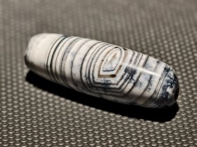 藏传带眼缠丝玛瑙，纹理清晰，品相完整。磨损自然，包浆温润，特别适合喜爱老物件的朋友。