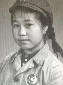 60年代粗辫子美女佩戴毛主席像章照片“昆明劳动照相”(程少侠林(宁)佩珍相册)