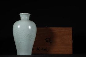 旧藏宋代汝窑天青釉印花瓶
