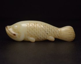 精品古玉收藏，和田玉鱼 特价 规格:10×3.0×1.8厘米 重 93克。 玉质细腻温润，造型精致大方，雕工精湛，包浆古朴自然，有着重要的历史文化内涵，极具收藏。