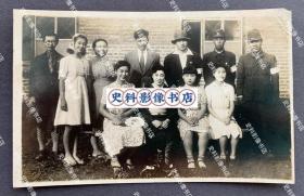 抗战时期 广州地区驻扎的日军第18师团步兵第56联队驻地内前来慰问的日本慰问团女艺人等11人合影照一枚
