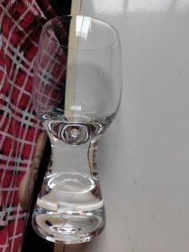 高脚杯（尺寸以图片尺寸为准）又厚又重多半是实心玻璃