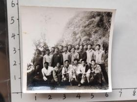 60年代昆明工学院几十个学生佩戴毛主席像章合影照片(邹位相册，邹位约1961年毕业于昆工附中，之后就读于昆明工学院)