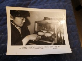 照片：山西省襄垣供销机械厂试制成功的远红外线家用烘炉
