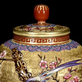清乾隆金地浮雕珐琅彩喜鹊登梅纹罐，13×12，