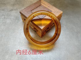 天然琥珀手镯。