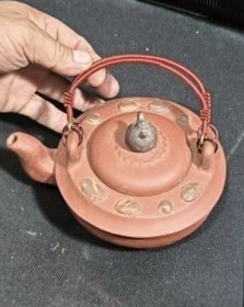 非常有特色的 提梁紫砂壶一把……品相如图无缺无裂！陈鸣远款……