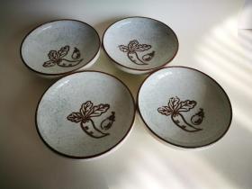 日本产陶瓷器具。圆碟刻花白萝卜茄子。4入。