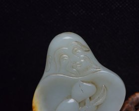 和田玉寿星牌， 规格: 6.3×4.8×0.8厘米 重 37克。 玉质温润细腻，沁色自然，刀功老道，皮壳包浆一流，雕刻生动，线条流畅，品相完美！