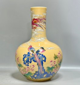 清雍正：粉彩米黄釉花鸟纹天球瓶