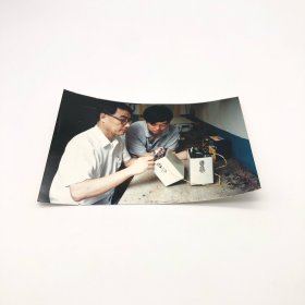 中國工程院院士、應用地球物理學家，曾任湖南省科協(xié)主席、中南工業(yè)大學校長何繼善（1934-），九十年代珍貴教學照片一枚（湖南畫報社資深記者、攝影家陸穗斌攝）